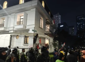Sekarang, Polisi dan TNI Berjaga di rumah Eko Patrio