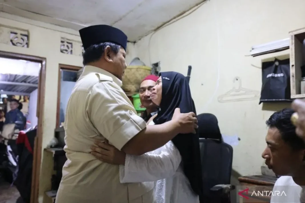 Prabowo peluk orang tua Affan, sampaikan belasungkawa di rumah duka