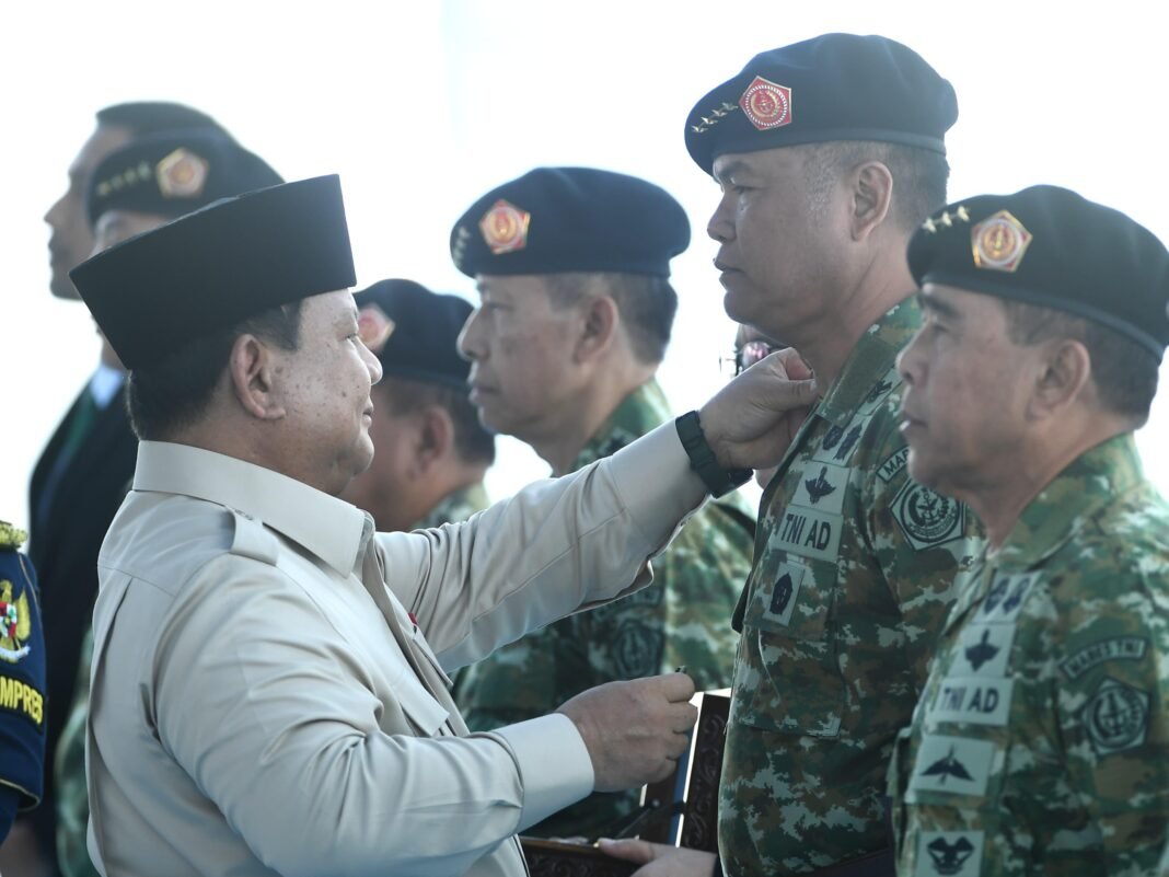 Presiden Prabowo Lantik Wakil Panglima TNI dan Pejabat Tinggi Kementerian Pertahanan di Batujajar