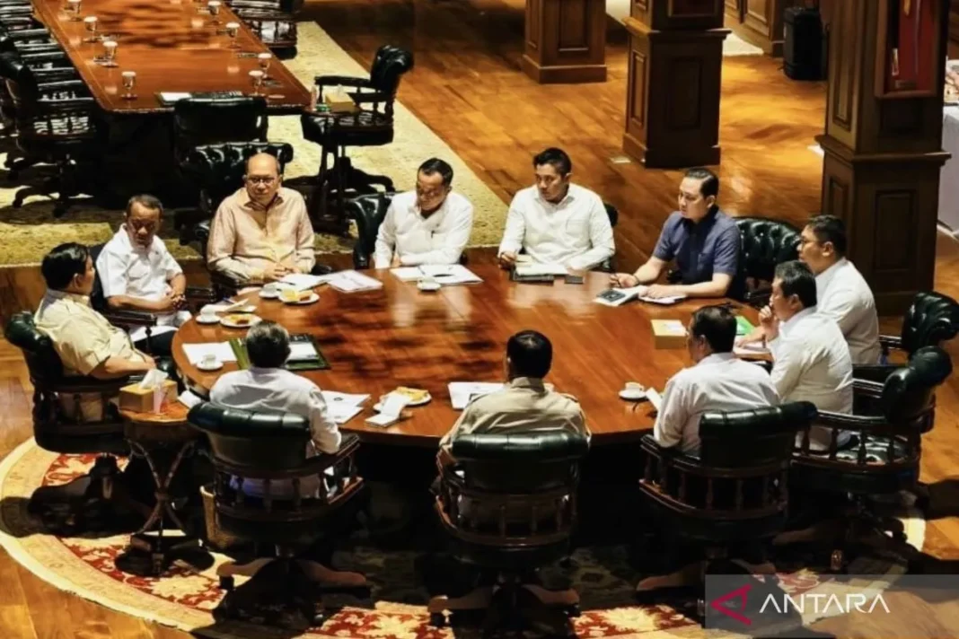Presiden Prabowo Subianto memimpin rapat terbatas di kediaman pribadinya di Bukit Hambalang, Kabupaten Bogor, Jawa Barat, Rabu
