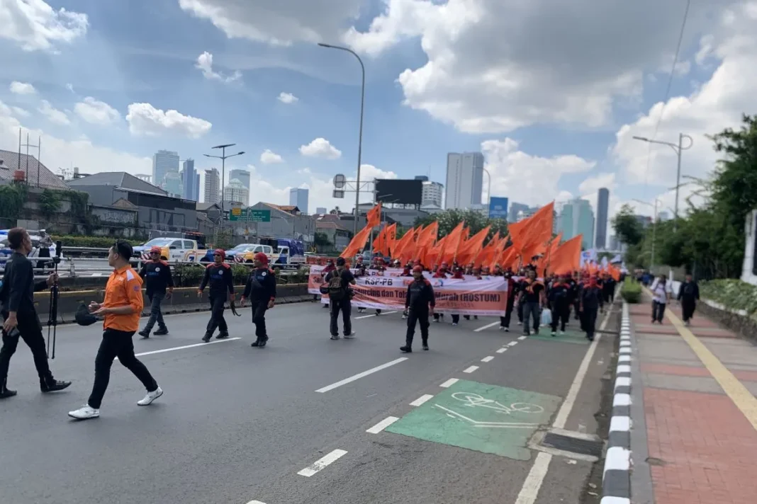 Ribuan buruh bergerak menuju gerbang utama Gedung DPR