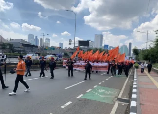 Ribuan Buruh Bergerak Menuju Gerbang Utama Gedung DPR