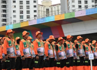 Ribuan Petugas Angkut 79,29 Ton Sampah Sisa Perayaan HUT RI di Jakarta