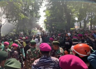 TNI Ajak Demonstran di Mako Brimob Berdialog dan Hentikan Pelemparan