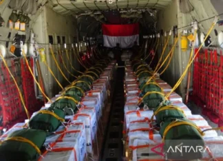 Bertepatan HUT Ke-80 RI, TNI Terjunkan Bantuan Logistik untuk Warga Gaza