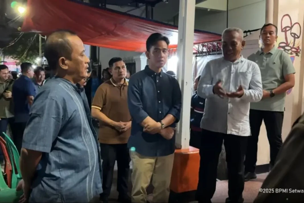 Cek kondusifitas, Gibran tinjau pos Siskamling Jakarta pascademo