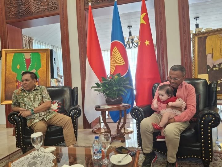 Duta Besar RI di Tiongkok Djauhari Oratmangun berbincang dengan Dahlan Iskan yang memangku bayi bule di Wisma Indonesia, Beijing. -HARIAN Disway