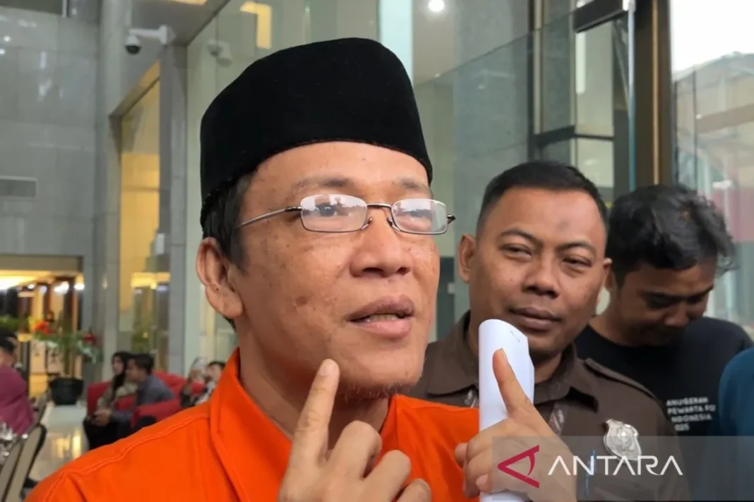 Immanuel Ebenezer tampil berpeci saat diperiksa KPK, Biar lebih keren