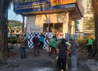 Ojol dan Warga Kompak Bersihkan Pos Polisi Dirusak Massa di Surabaya