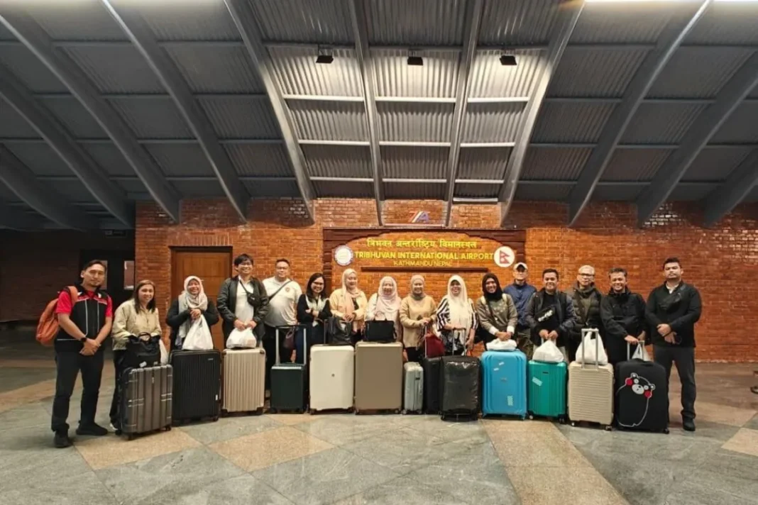 Rombongan WNI yang berhasil dievakuasi tim pelindungan dari Kemlu RI di Bandara Internasional Tribhuvan Kathmandu, Nepal, menjelang kepulangan mereka ke RI, Kamis