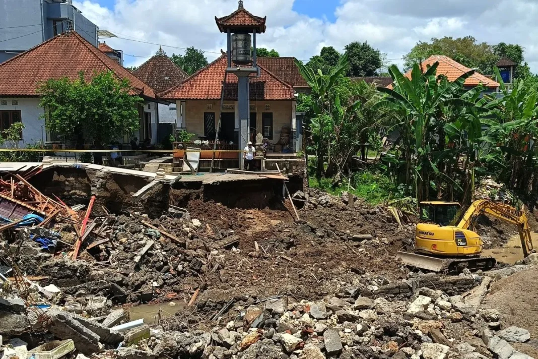 Satu keluarga di Badung Bali hilang terseret banjir, rumahnya rubuh