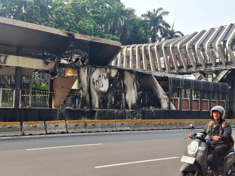 halte trans jakarta terbakar