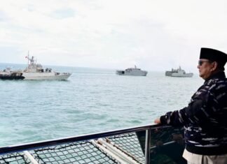 Presiden Prabowo Saksikan Demo Laut TNI AL di Teluk Jakarta