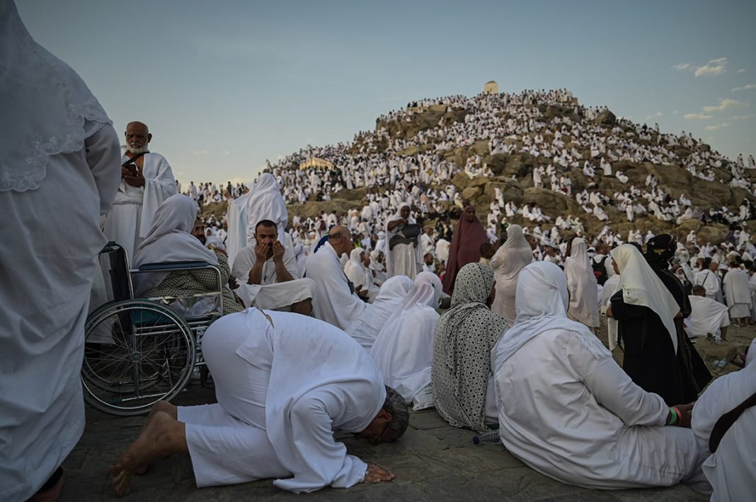 Umat Islam memadati Jabal Rahmah jelang wukuf di Arafah, Makkah, Arab Saudi, Sabtu (15/6/2024).