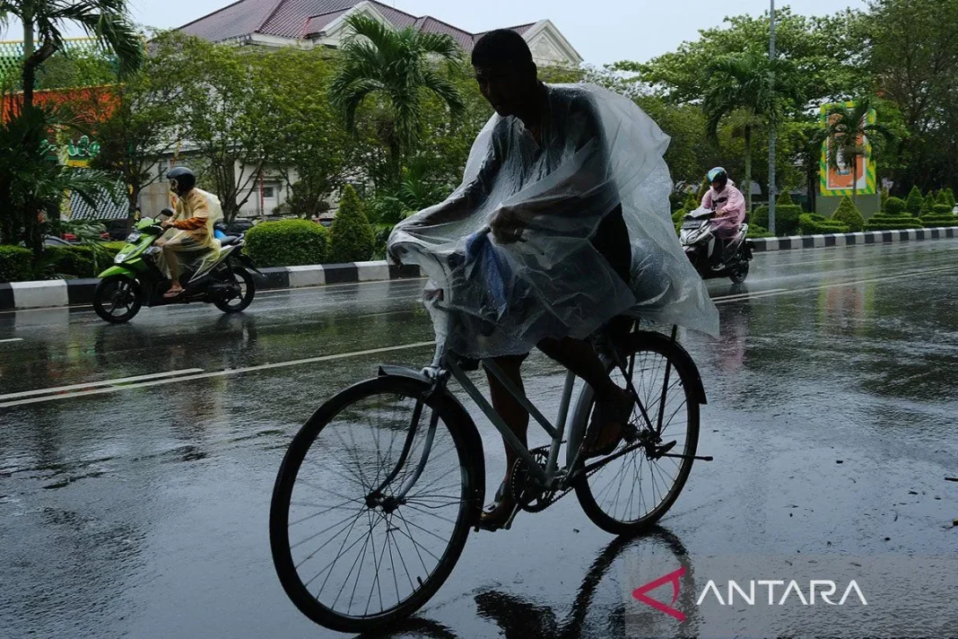 BMKG prakirakan mayoritas RI berawan hingga hujan Selasa