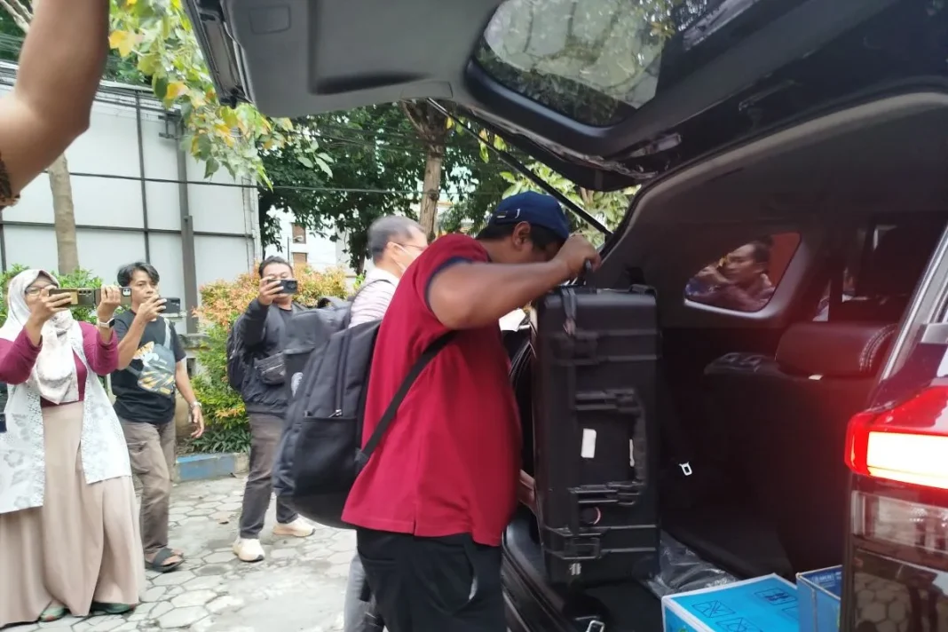Geledah Kantor Disbudparpora Ponorogo, penyidik KPK bawa tiga koper dokumen