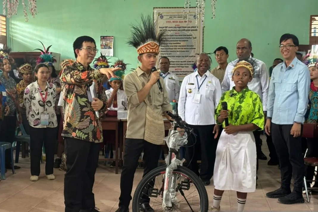 Gibran berikan sepeda kepada siswa Manokwari pandai berhitung ala gasing