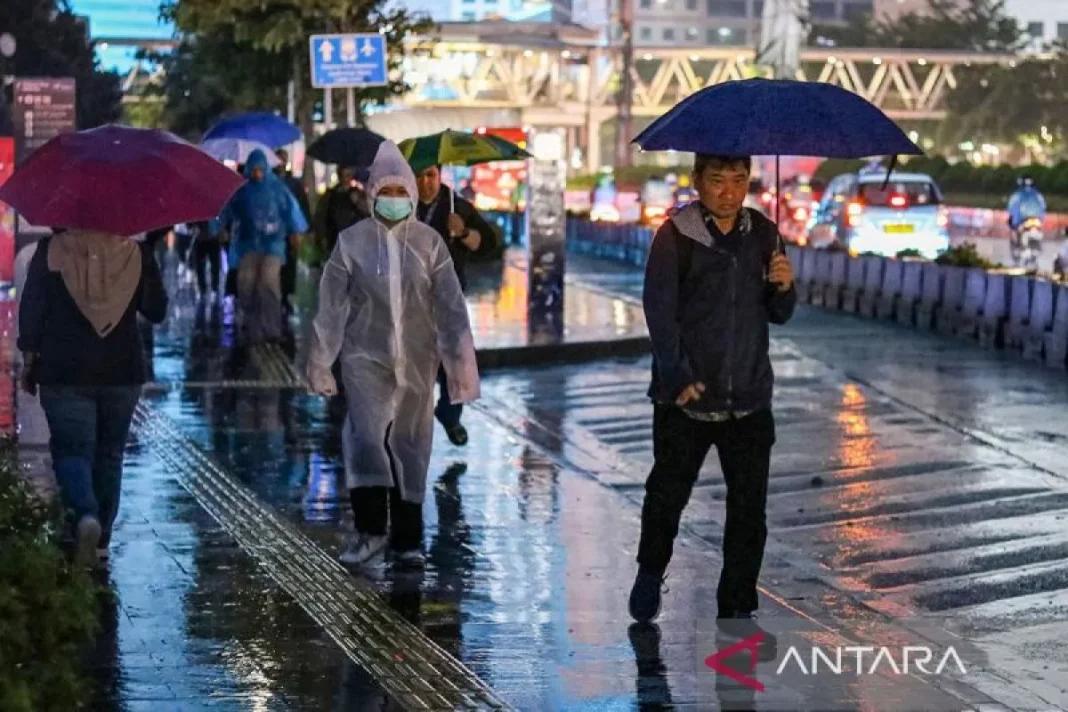 Jakarta diguyur hujan dari sore hingga malam