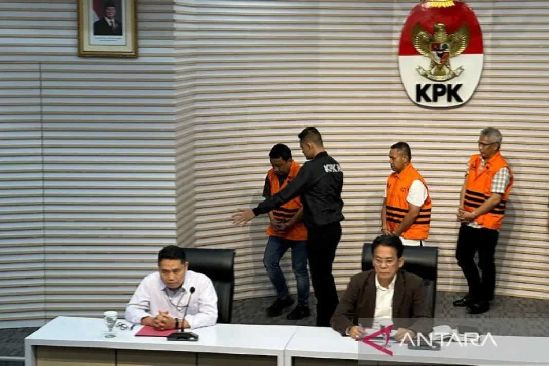 KPK tahan Gubernur Riau dan dua tersangka lain hingga 23 November