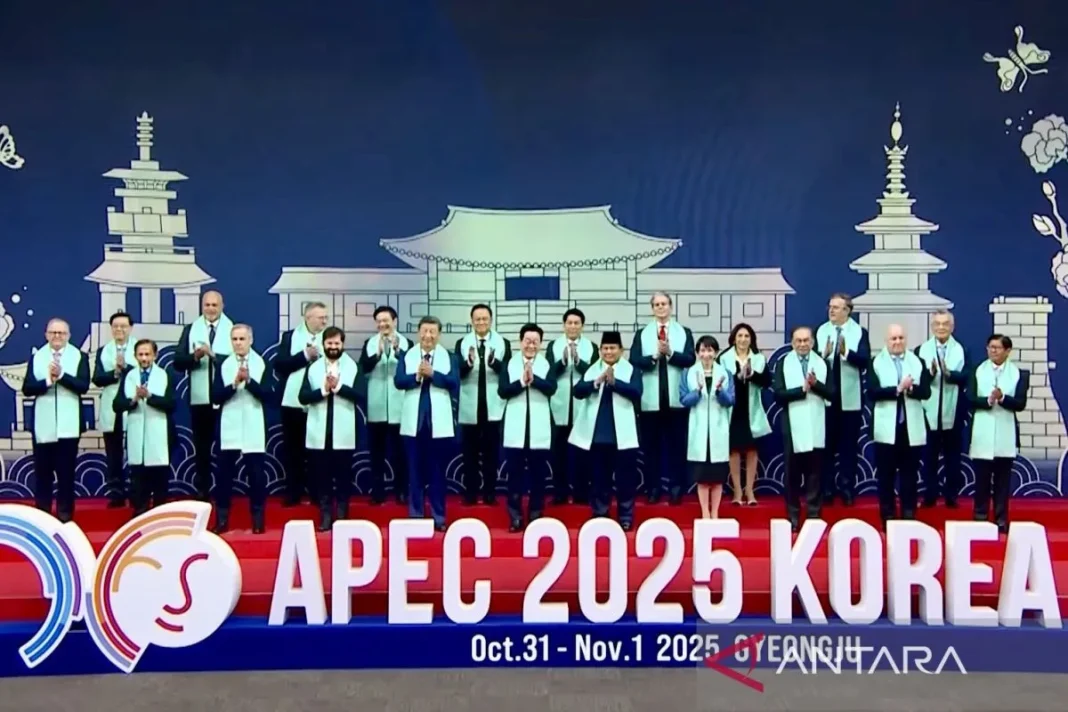 KTT APEC, Presiden Prabowo berfoto di barisan depan bersama tuan rumah