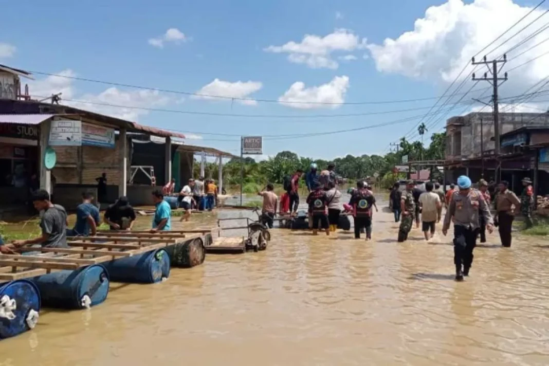Lintasan Aceh-Sumut lumpuh akibat luapan sungai di Aceh Selatan