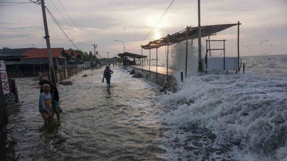 Waspada hujan petir banjir rob-gelombang laut 4 meter pada Kamis