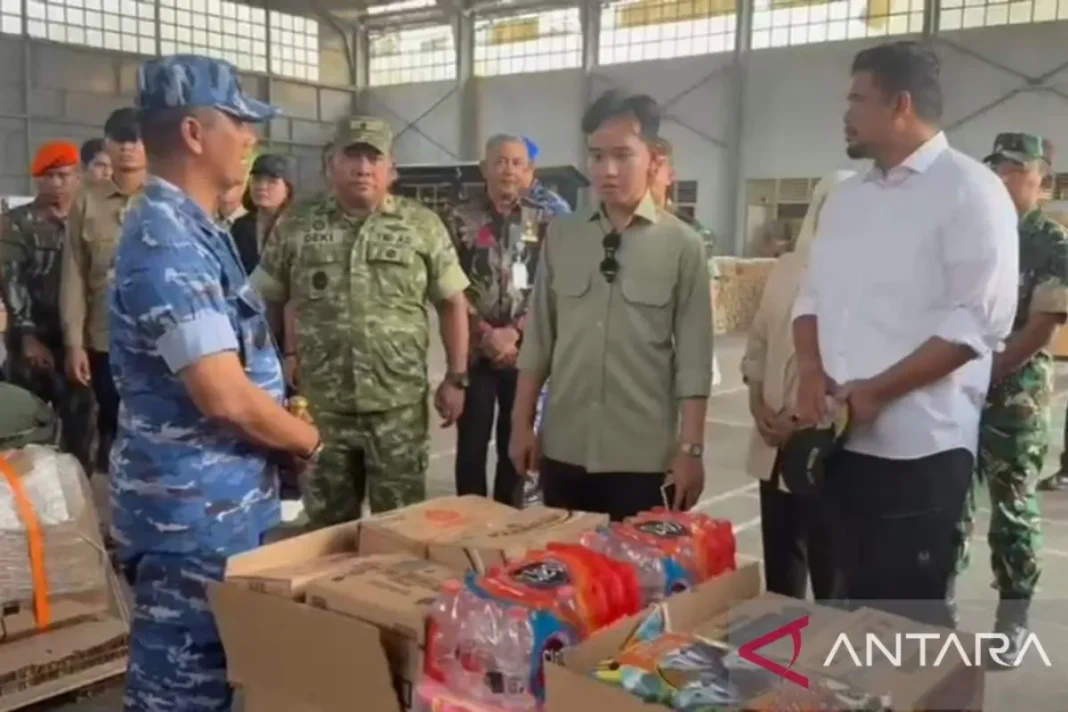 Didampingi Bobby, Gibran cek bantuan pangan di gudang logistik Medan