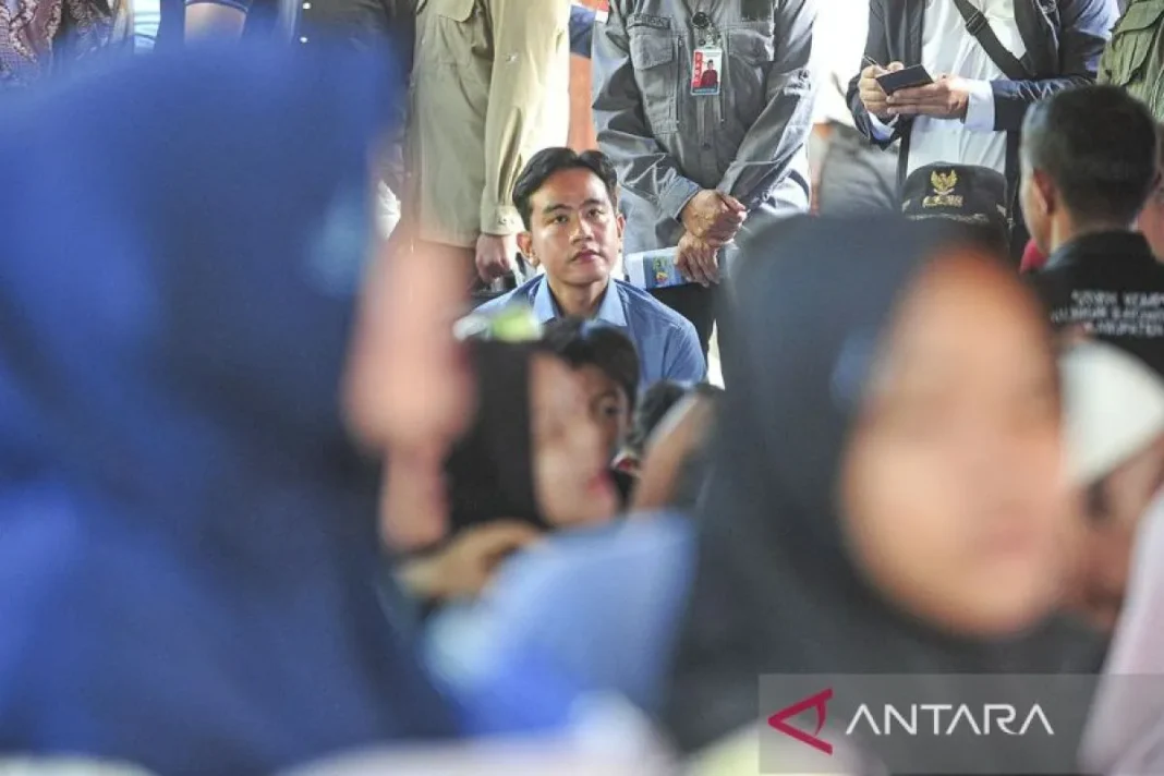 Gibran di posko bencana bilang logistik, perbaikan infrastruktur dipercepat