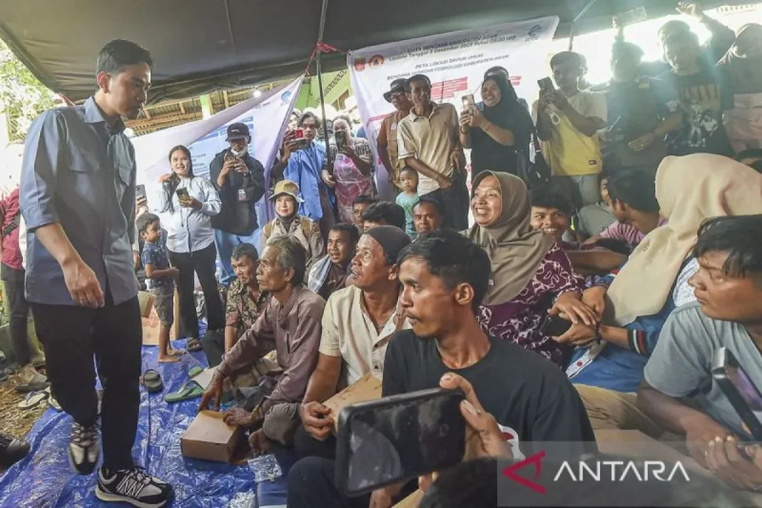 Gibran tenangkan korban banjir di Agam, warga Sumatera tidak sendiri