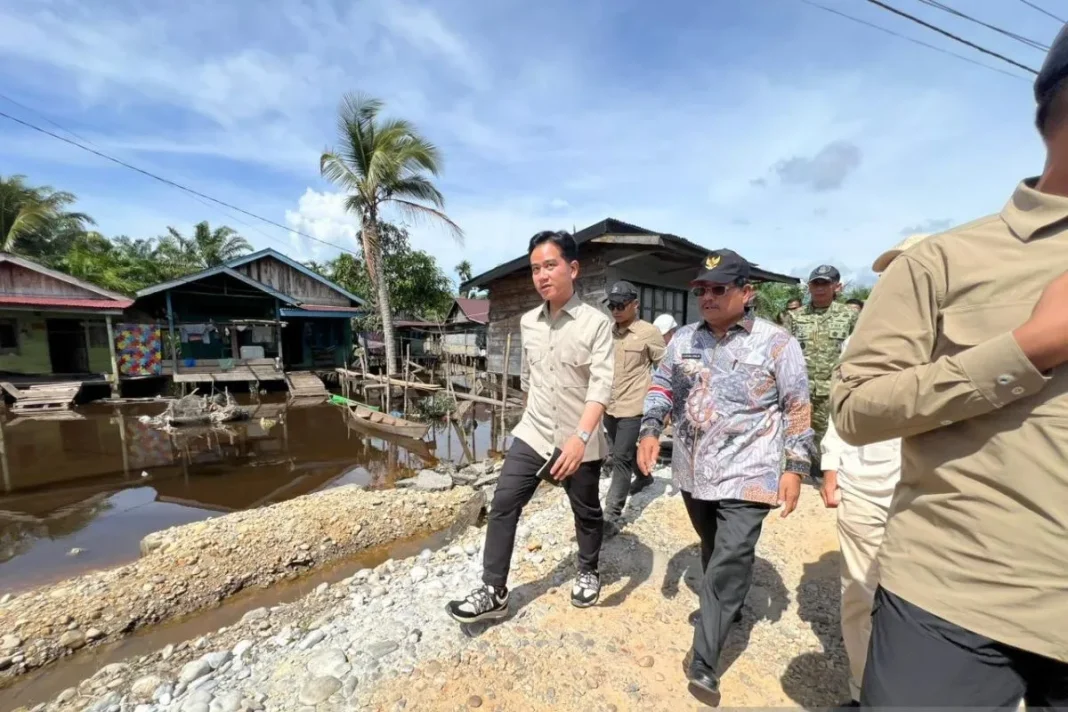 Gibran tinjau Jembatan Anak Laut di Aceh yang ambles disapu banjir