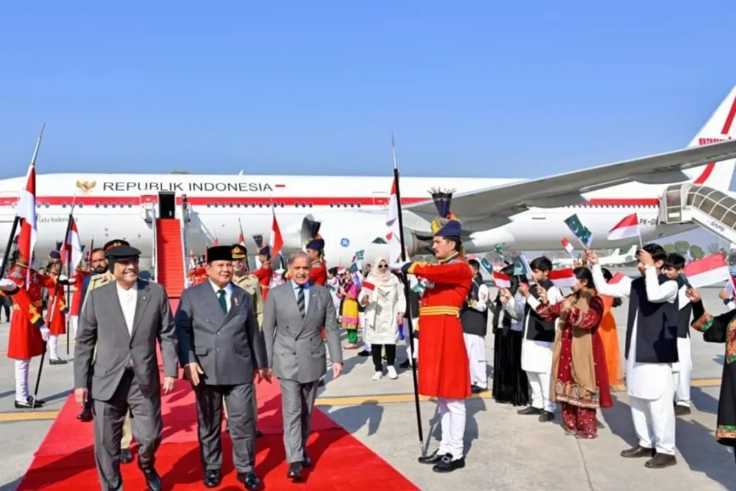 PM dan Presiden Pakistan sambut ketibaan Prabowo di Bandara Islamabad