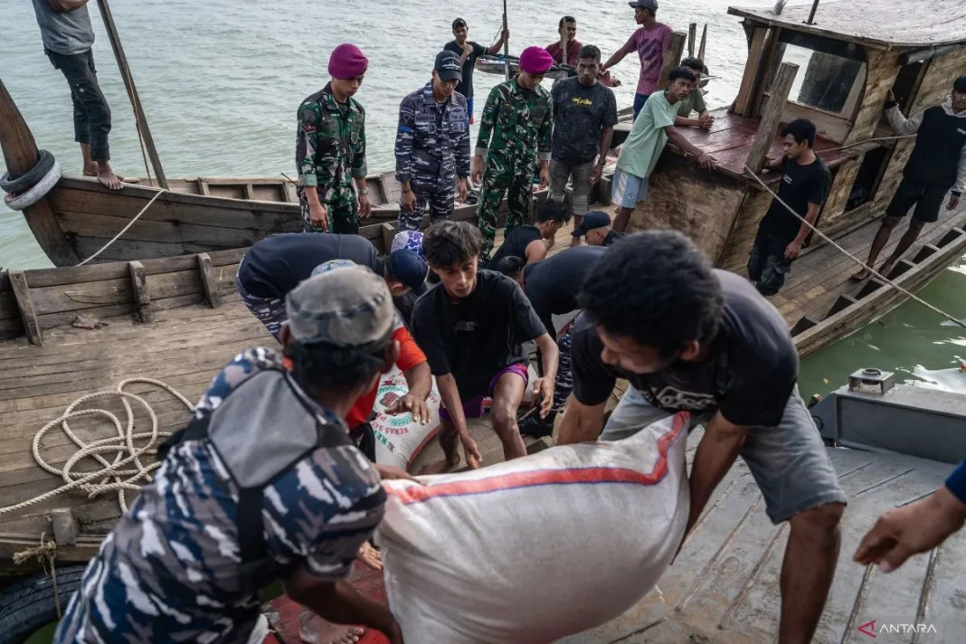 TNI AL kerahkan KRI Dr Soeharso untuk antar logistik ke Aceh