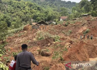 Tim SAR Cari Tiga Korban Tertimbun Longsor di Arjasari Bandung