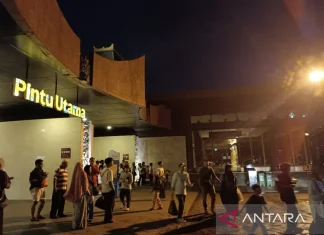 Warga Berdatangan ke TMII untuk Sambut Malam Pergantian Tahun