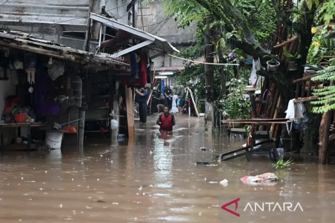 Banjir Jakarta, hingga pukul 09.00 WIB 35 RT dan 23 jalan terendam