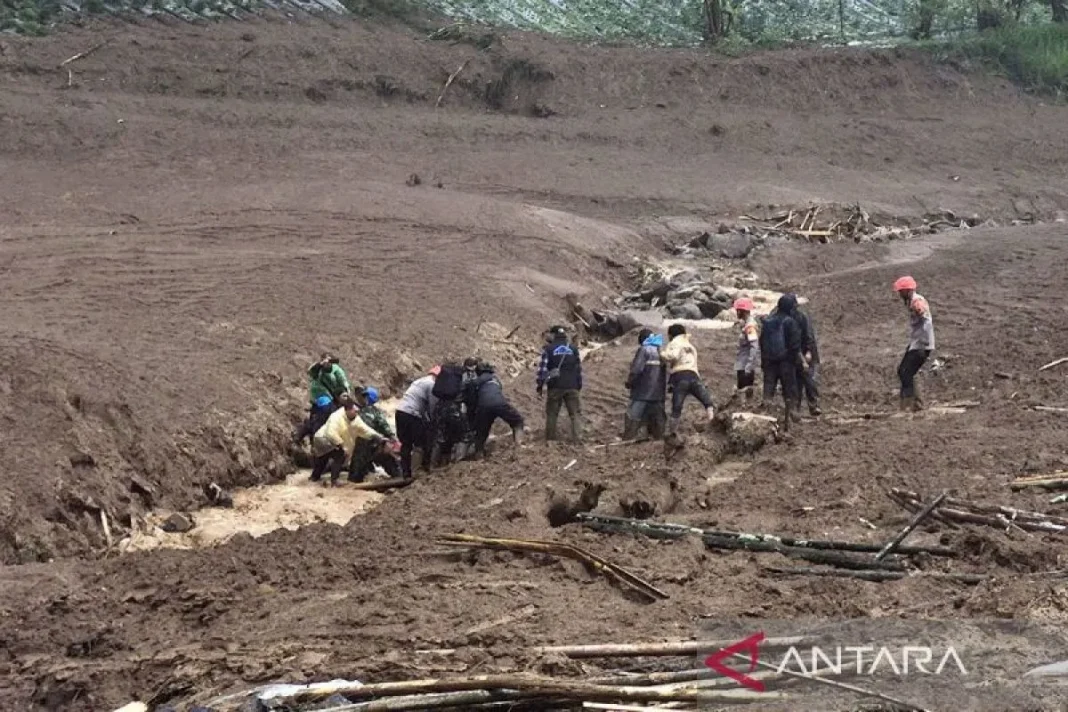 Banjir-longsor terjang Bandung Barat, tujuh meninggal & ratusan hilang
