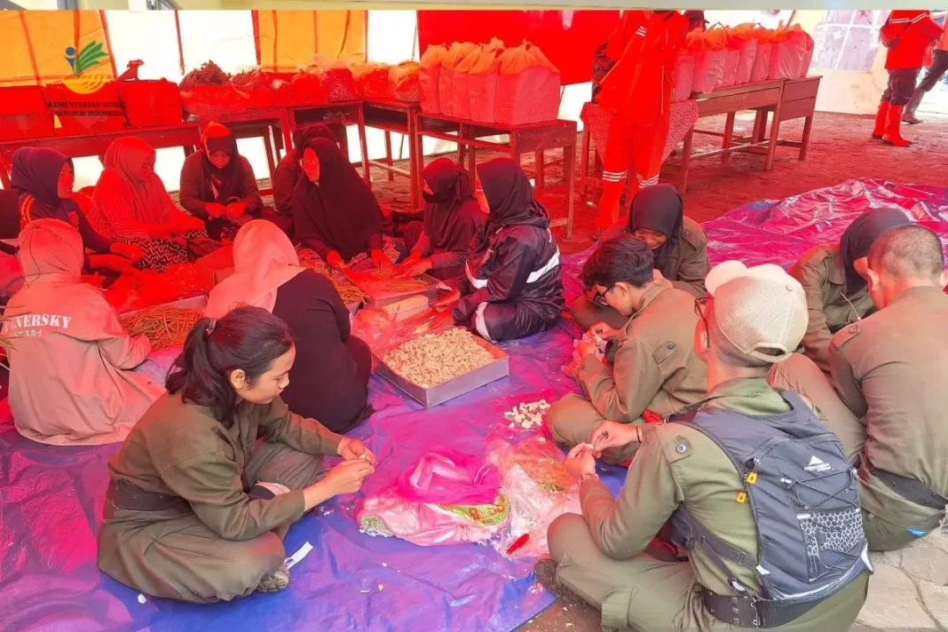 Dapur umum longsor Cisarua produksi 4.500 paket makanan per hari