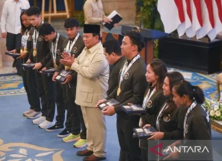 Delapan Atlet Terima Langsung Bonus dari Prabowo di Istana Negara