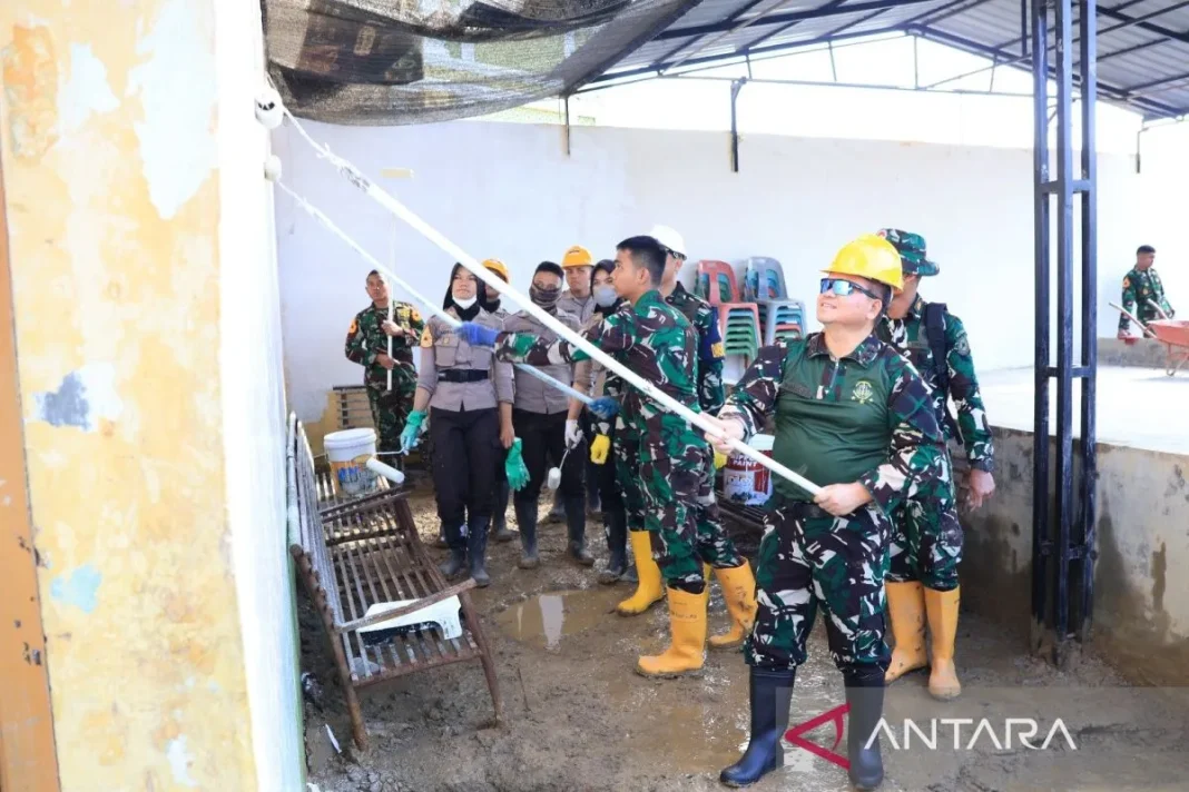 Gubernur AAU dan siswanya bersihkan sekolah di Aceh Tamiang