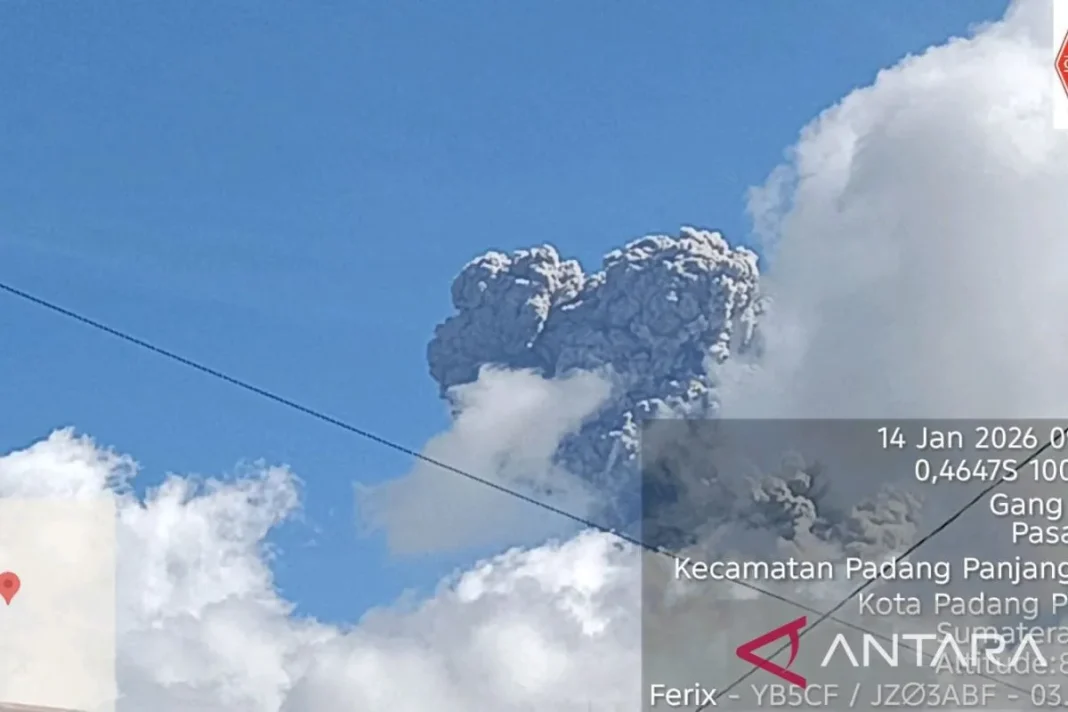 Gunung Marapi meletus Rabu pagi, lontarkan abu setinggi 1.600 meter