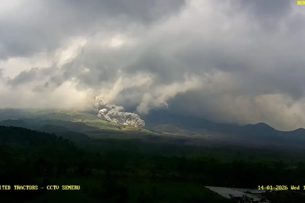 Gunung Semeru luncurkan awan panas guguran sejauh 5 km