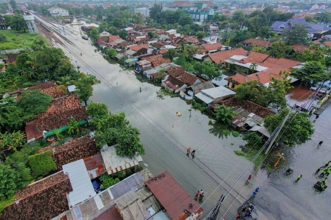 Jalur KA di Pekalongan terputus akibat terendam banjir
