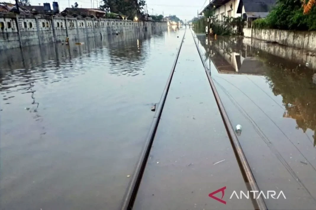 Perjalanan sejumlah KA berputar ke selatan akibat banjir di Pekalongan