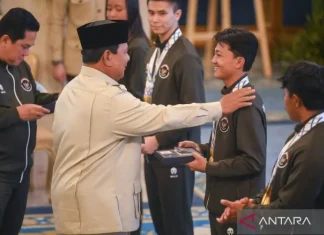 Prabowo Berpesan Kepada Lifter Rizki Juniansyah Agar Bonusnya Ditabung