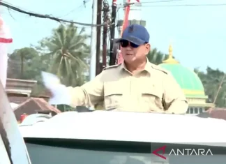 Prabowo Sempat Bagi-bagi Kaos ke Warga saat tiba di SMA TN Malang