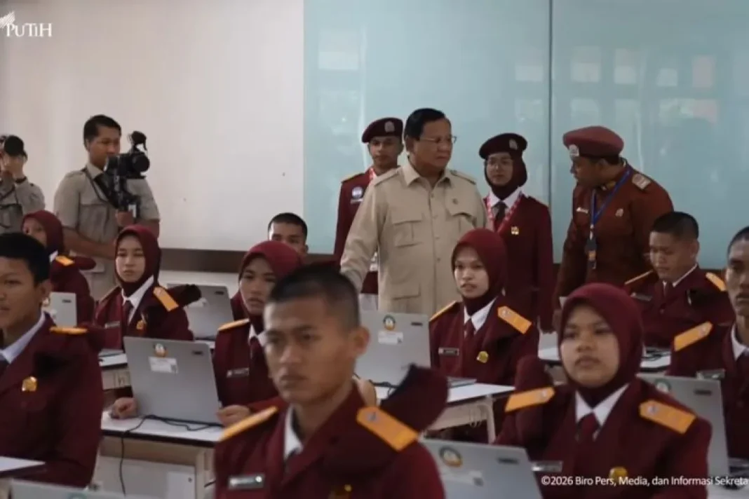 Resmikan 166 Sekolah Rakyat, Prabowo cek langsung fasilitas siswa