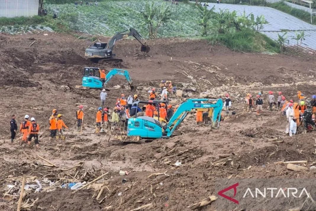 SAR evakuasi empat kantong jenazah longsor Cisarua pada pagi hari ini