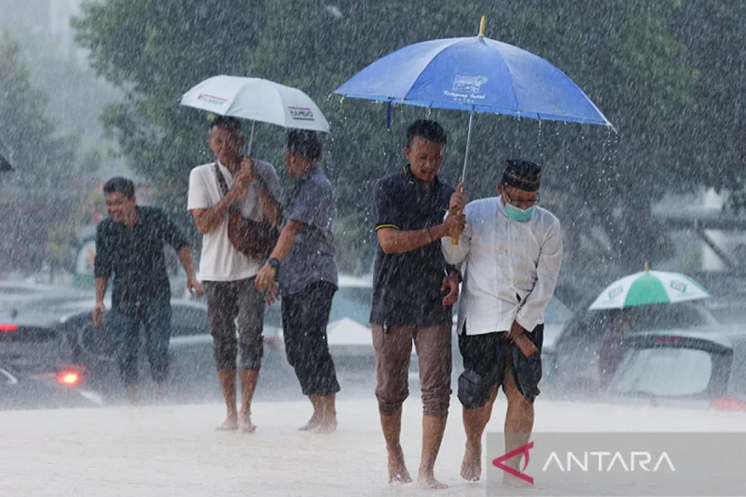 Waspadai hujan lebat hingga ekstrem di sebagian besar RI pada Jumat