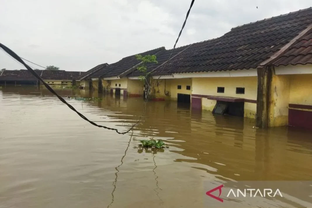 banjir capai 2 meter rendam perumahan Cikande Tangerang