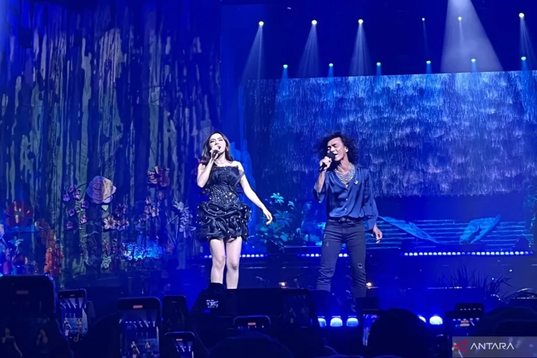 Kaka Slank nyanyikan lagu Sial di konser KOMA Mahalini